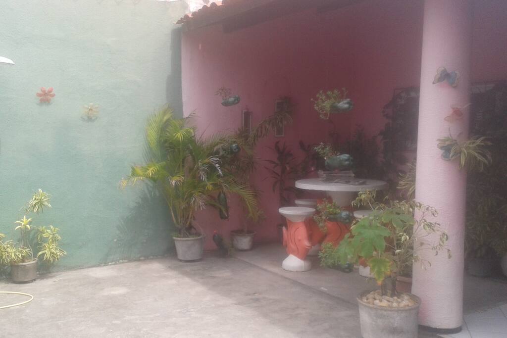 Esse é outro ângulo do jardim. Aqui cabe outro carro na garagem. | This is another angle of the garden. Here have space for another car in the garage.