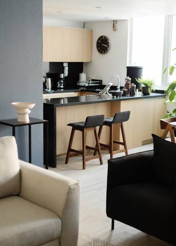 Exceptional Quality | Next to Ritz Carlton gallery image 5