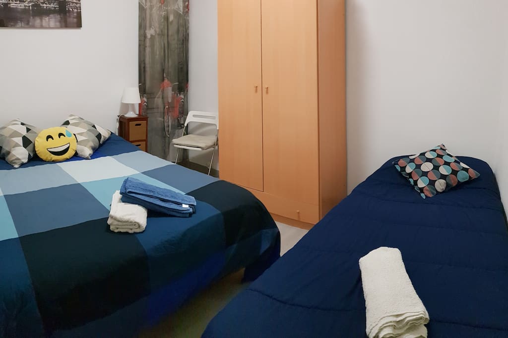 Habitación para tres personas. Una cama doble y una individual
