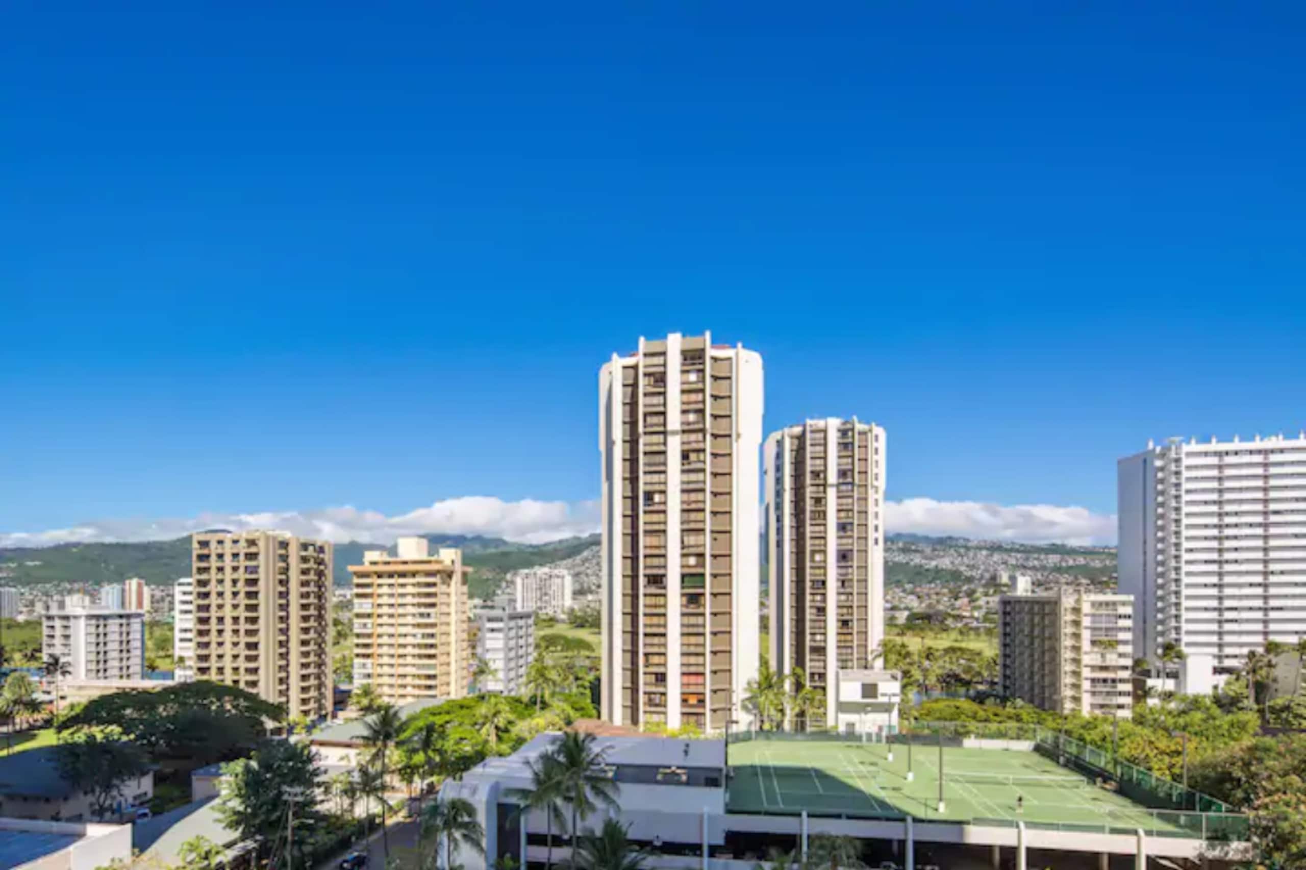 Condo in Honolulu · ★4.61 · 1 bedroom · 3 beds · 1 private bath - Image 10