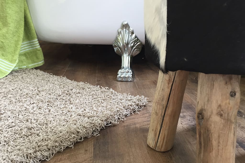 Zimmer - Eifelstube
Die Eifelstube ist Erholung für Körper und Seele – und für das Auge echter Naturfreunde. Hier trifft ganz rustikal auf ganz modern. Kuhfell, viel Holz und Wiesengrün – so passt unsere Liebe zur Eifel in ein einziges Zimmer. Da wird der Whirlpool zum Badesee.
Ausstattung
Alle unsere Zimmer verfügen über kostenloses WLAN und Sat-TV.
http://www.ring-residenz.de/gaestezimmer/eifelstube