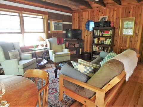 Popular Airbnb listing: Historic Log Cabin in Flat Rock