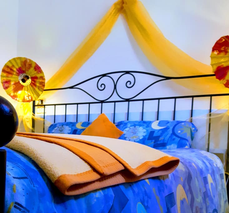 | Schlafzimmer |
1 Doppelbett |
1 Kleiderschrank |
in der Wohnung 1 Gästebad und Toilette | ... |
Bedroom |
1 double bed |
1 wardrobe |
In the apartment 1 guest bathroom and toilet |