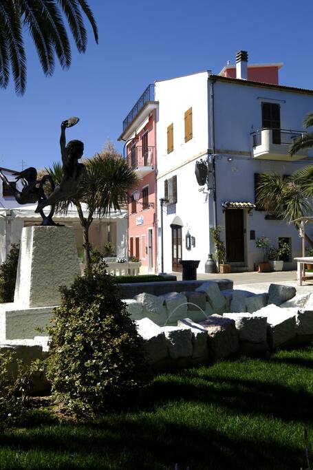 Vista del Relais dalla piazza di Sirolo
