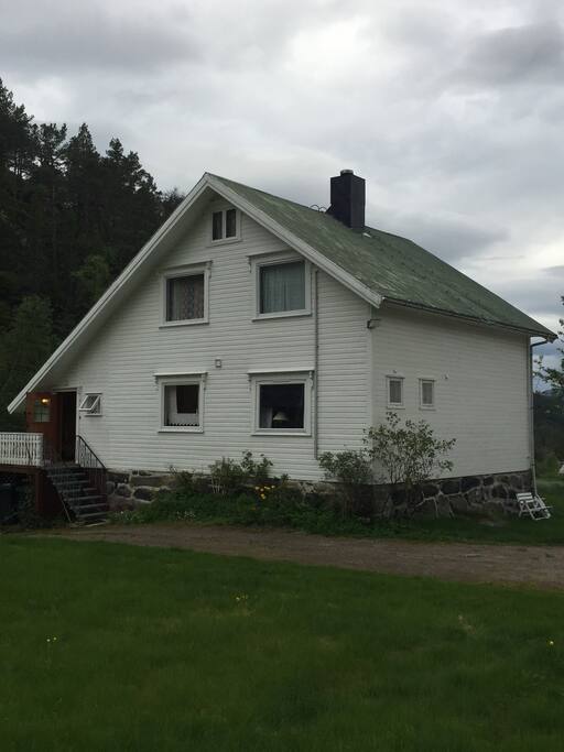 Nordsiden av huset. The house from the north.