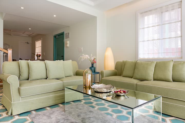 A snug, inviting living room with a soothing, analogous scheme and mix of harmonious patterns!