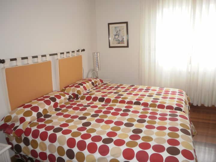 bedroom 2 beds