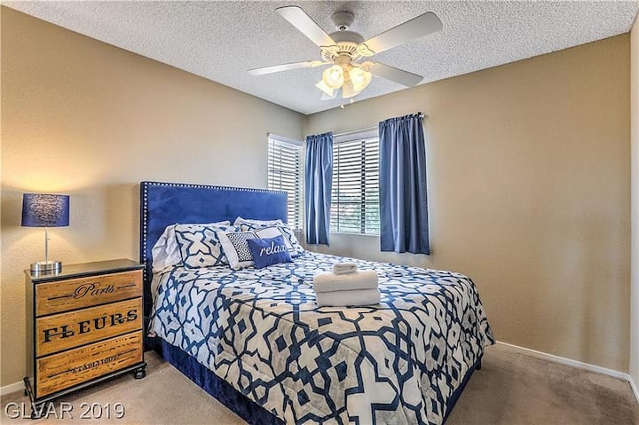 Segundo dormitorio con cama tamaño queen.