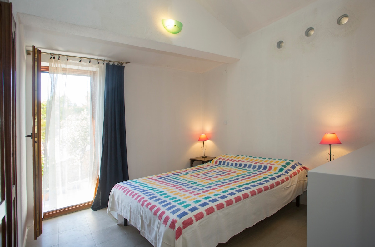 Две единични легла (2x0,9 м), подредени според вашите предпочитания.