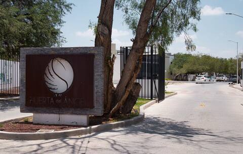 Private house with common pool and amenities