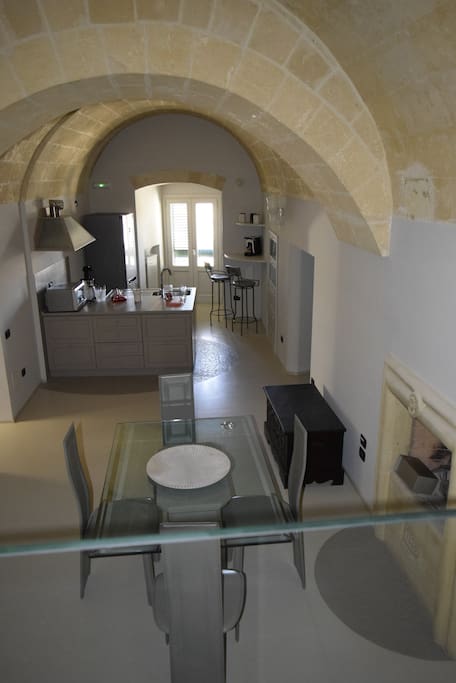 Living con blocco cucina sullo sfondo