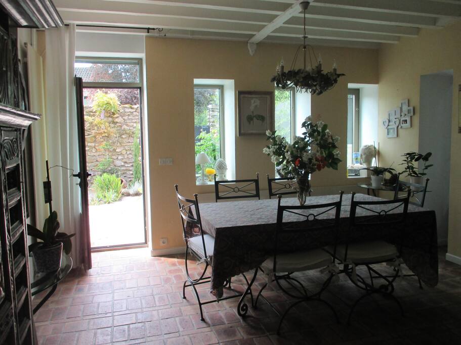Salle à manger donnant accès à la terrasse plein sud