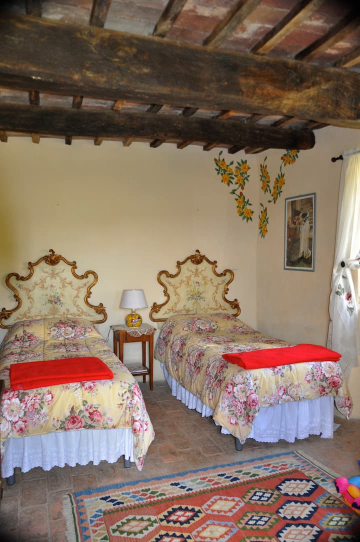                   Spálňa pre hostí v žltej izbe
