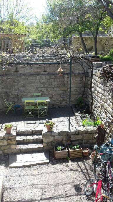 Accès cour depuis terrasse cuisine