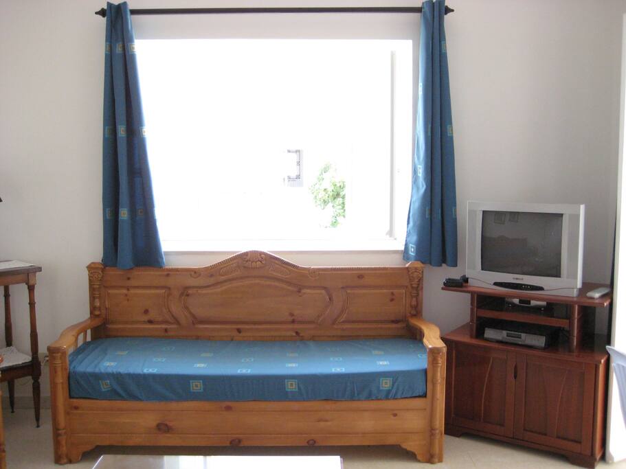 Salon avec 3 canapes/lits --- Living room with 3 sofas/beds