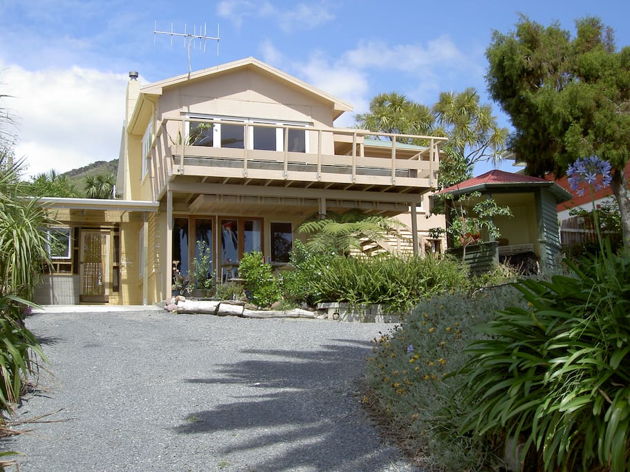 1940's retro cottage with off street parking