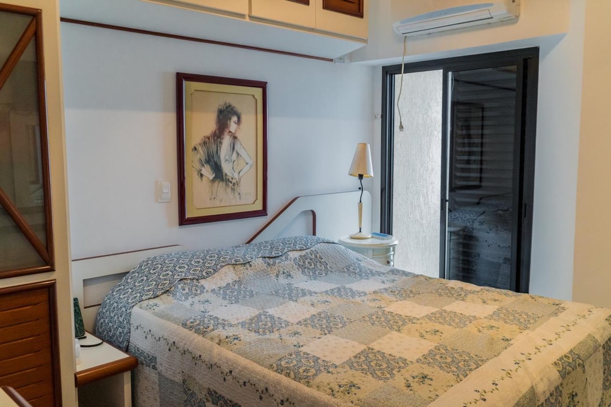 Pár ľudí s výhľadom na more