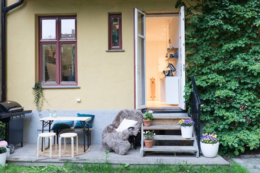 Old picture of the backyard in the evening