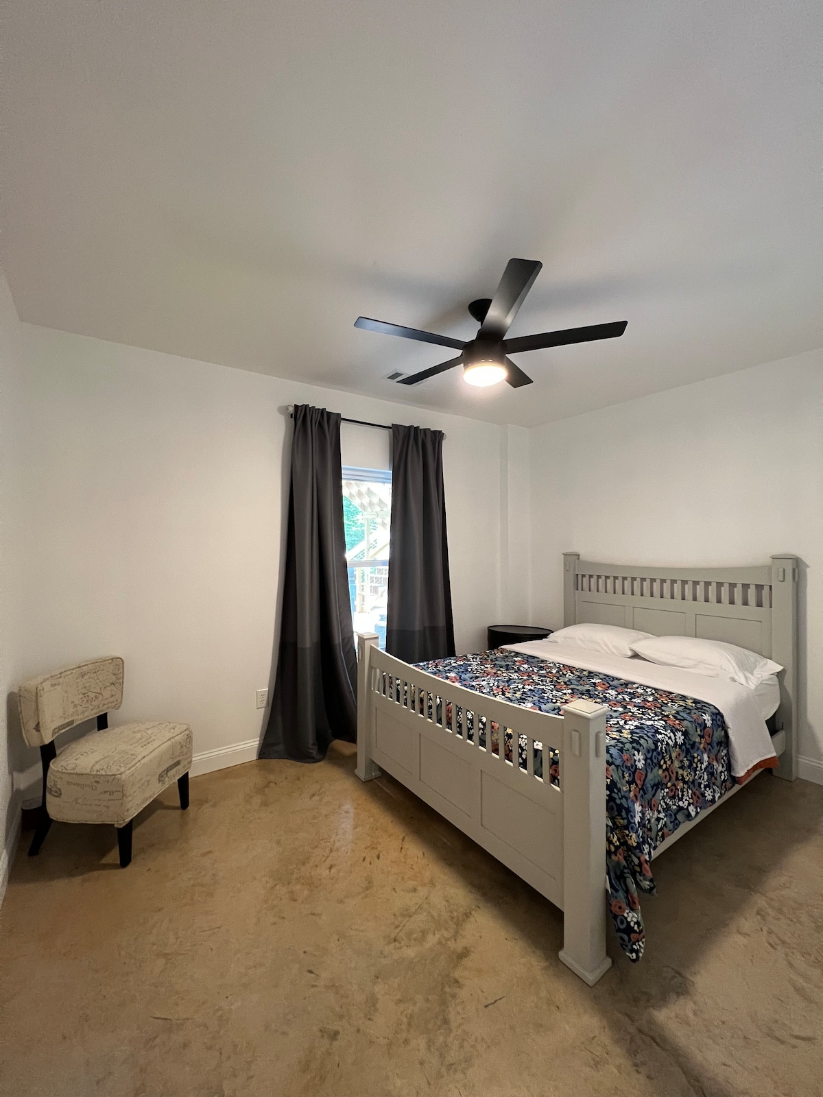 Otra hermosa habitación en la planta baja con una cama tamaño queen