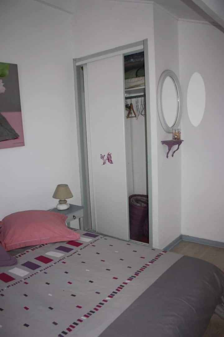 спалня с гардероб и спално бельо