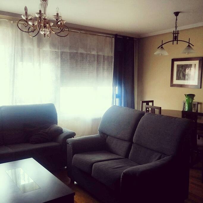 Amplio y luminoso salón con mesa de comedor extensible hasta para 12 personas.