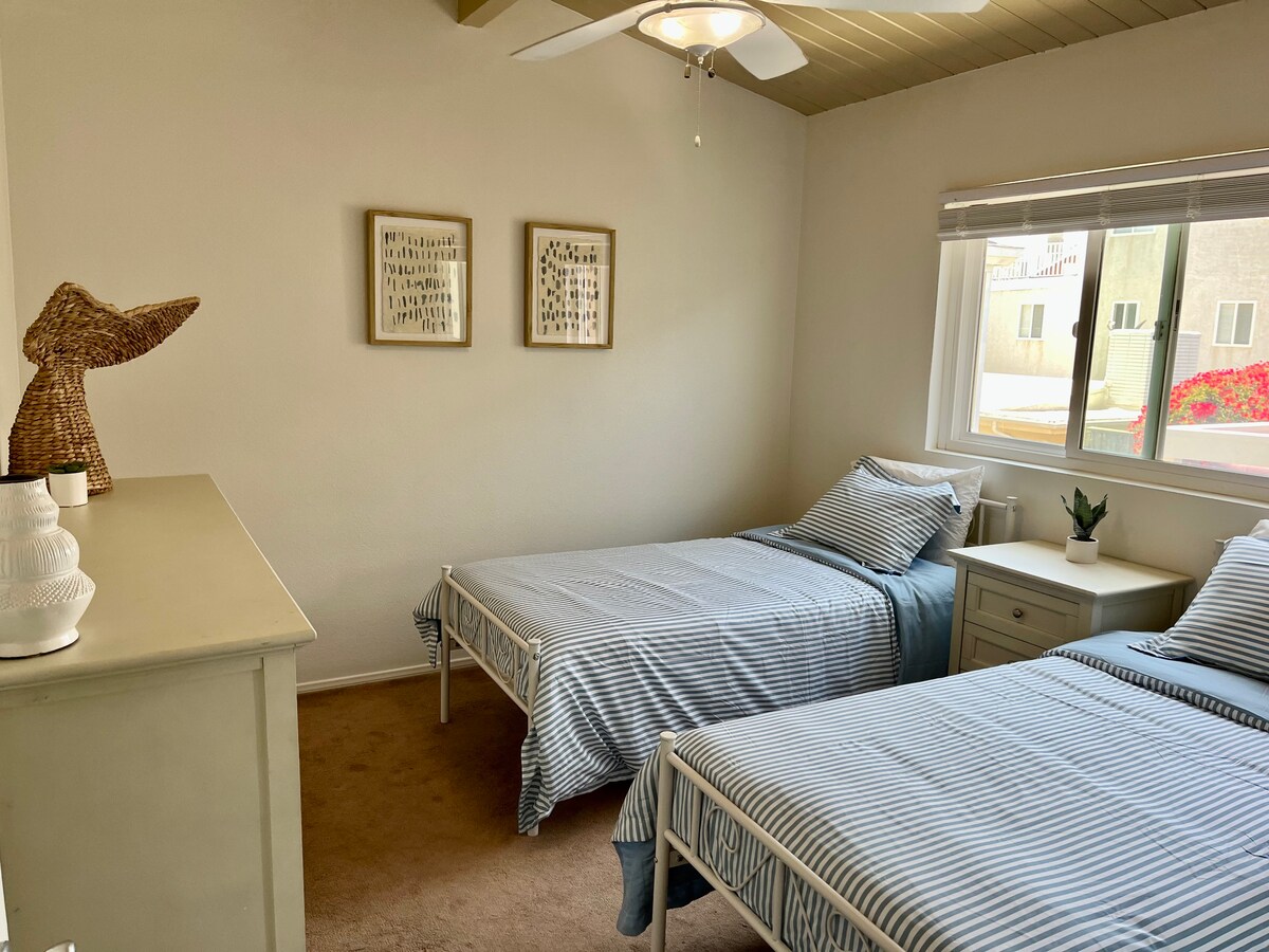 Bungalov na poschodí: spálňa s dvoma oddelenými posteľami, komoda, nočný stolík a veľký šatník 