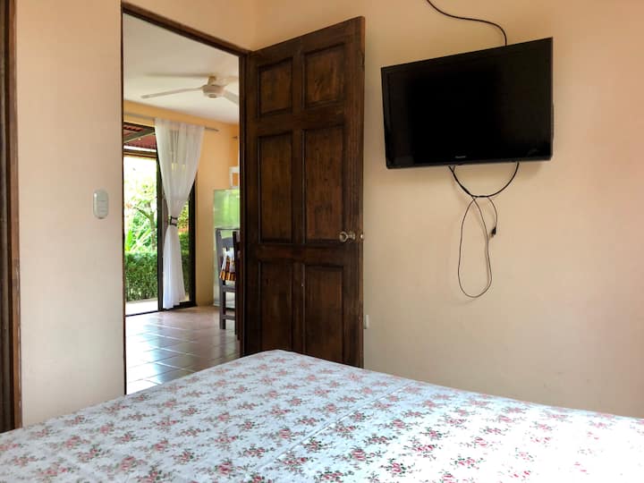 1号卧室配有一张标准双人床。房间内空调非常好，配有遥控器。