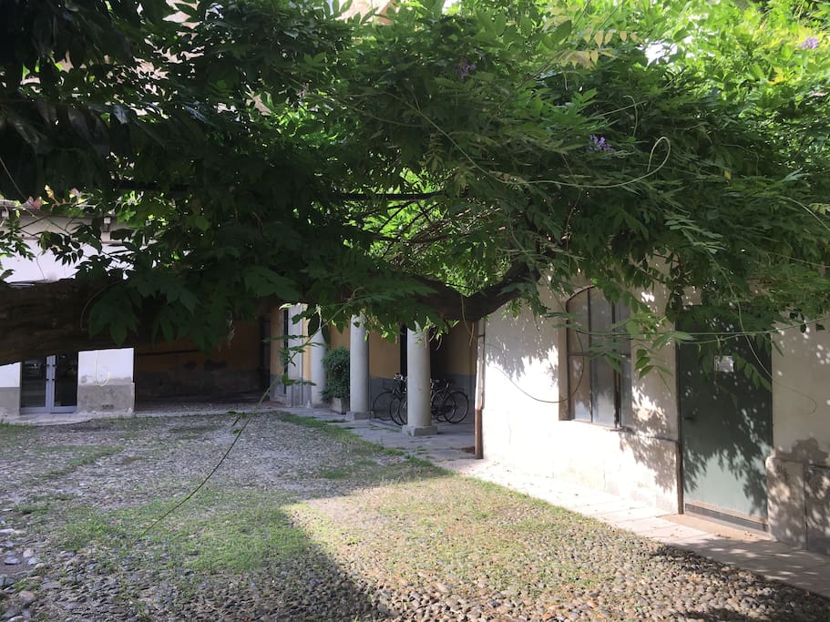 Cortile interno con posto auto