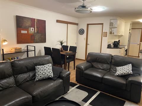 "The Den on Diamond Drive", Wodonga, work-friendly