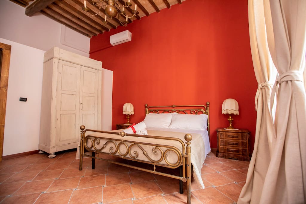 La Camera Cascia è dotata di letto matrimoniale con materasso Memory, di aria condizionata, tv, armadio e cassettiera. Perfettamente silenziosa, permette un piacevole pernottamento in un'atmosfera elegante e calda, grazie anche all'alto soffitto con travi in legno esposte.