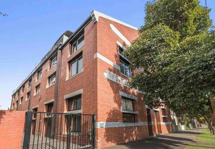 Cheerful 3 bedroom townhouse for an easy city stay