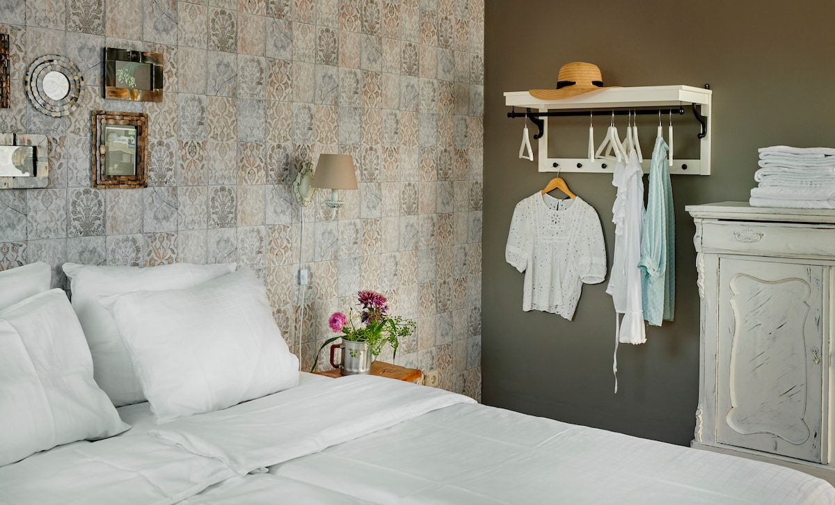 Вилата на самообслужване може да побере 14 души + 2 бебета. Шест спални и 4 бани. Двойна тоалетна на приземния етаж. Двойна телевизионна зона.