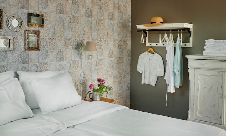 Ferienhaus zur Selbstverpflegung für 14 Personen + 2 Babys. Sechs Schlafzimmer und 4 Baeder. Doppeltoilette im Erdgeschoss. Doppel-TV-Bereich.