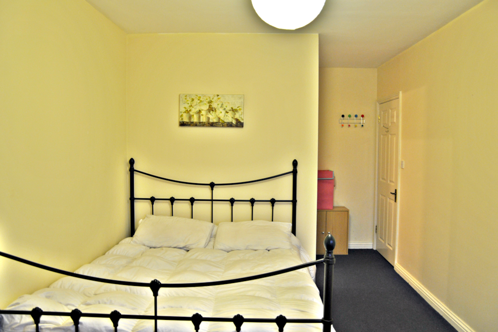 Master room with king size bed.2