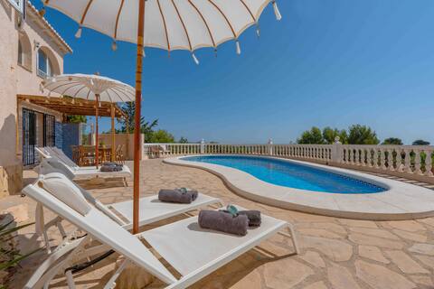 Beautiful Spanish Villa with pool and sea view