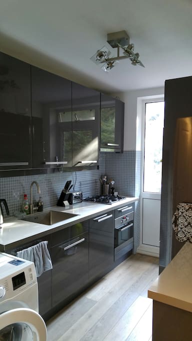 Kitchen including all kitchen appliances, including Nespresso (no cups), cutlery, plates etc.