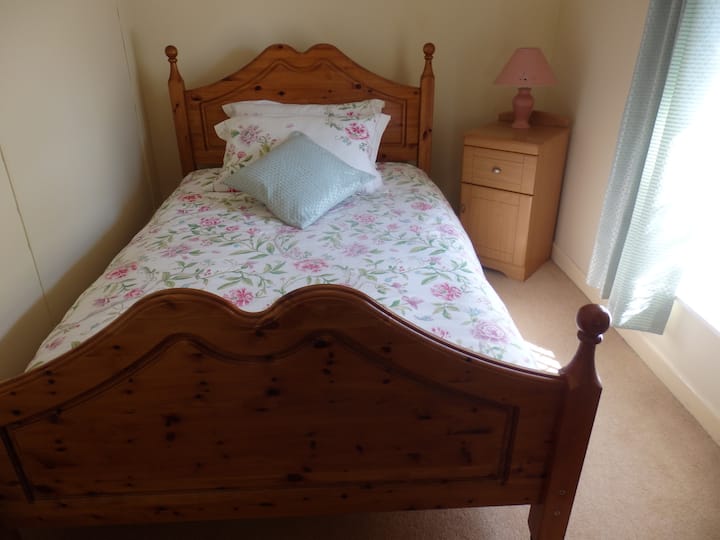 غرفة مفردة ، بسرير مفرد كبير