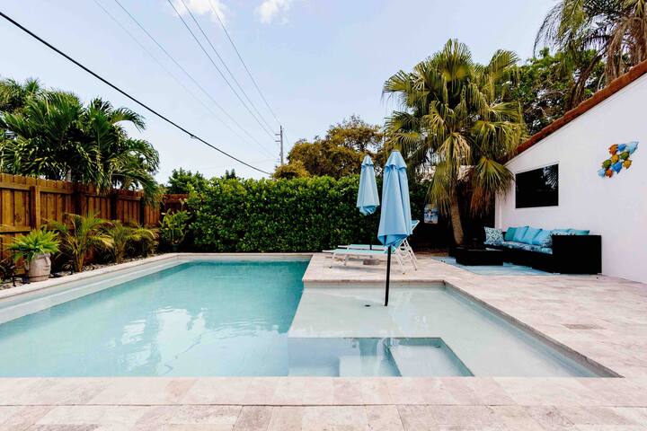 Stylish & Bright ~ 5★ Location, Pool, Hot Tub, Pkg gallery image 4