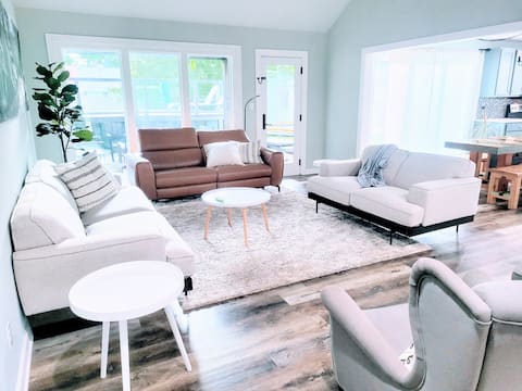 Private Getaway-Pool-Hot Tub-Playset-Deck-4b/3b