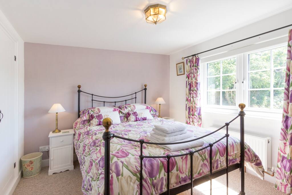 "Lovely cottage in a central but quiet/secluded location with lots of places to visit and sights to see as well as being ideally situated for an overnight stay before or after ferry trips further afield. Host is very friendly and helpful as well as being very accommodating to some last minute issues we had with our travel arrangements. Hope to visit again."
Liam *****