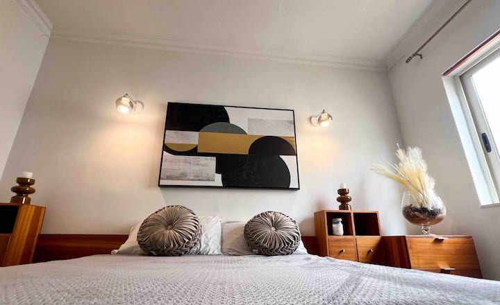 Karibu kwenye chumba kikuu cha kulala, kamili na bafu la malazi kwa urahisi kabisa. Ikiwa na televisheni yake mwenyewe, sehemu hii imeandaliwa kwa uangalifu ili kuhakikisha ukaaji wako ni wa kipekee.