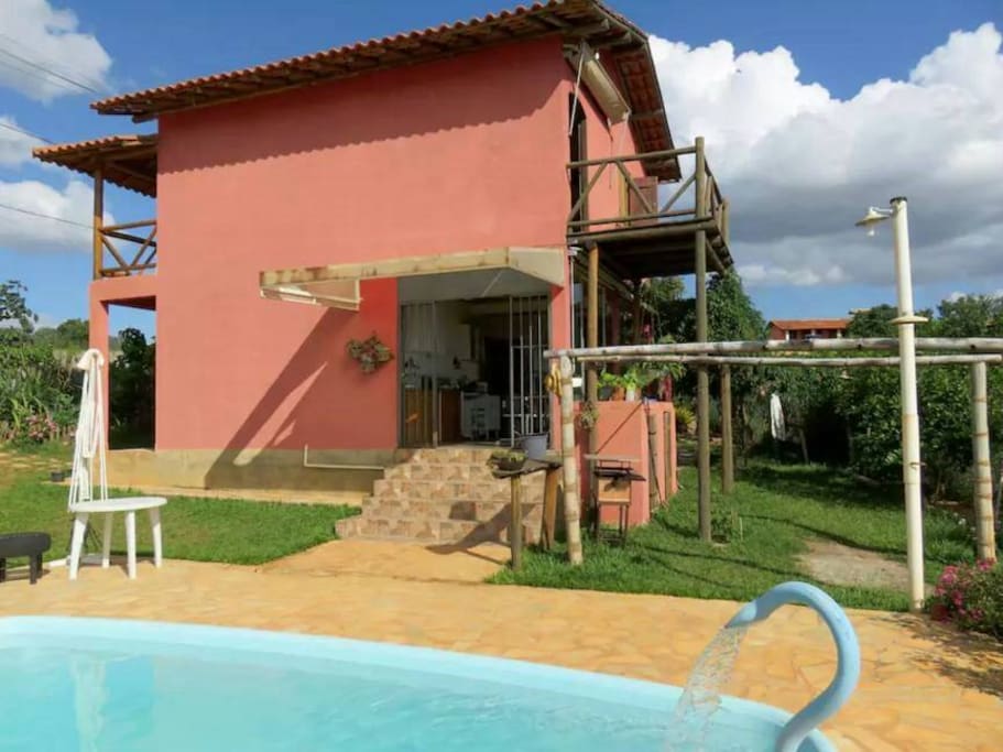 Área externa com piscina e churrasqueira.