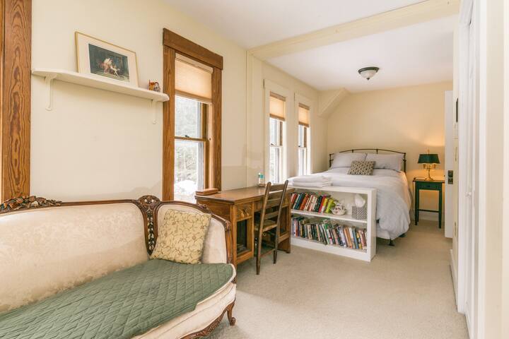 North House Inn (Spring Suite)