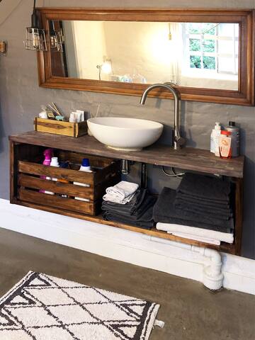 Perfectly Located Charming Villa gallery image 5