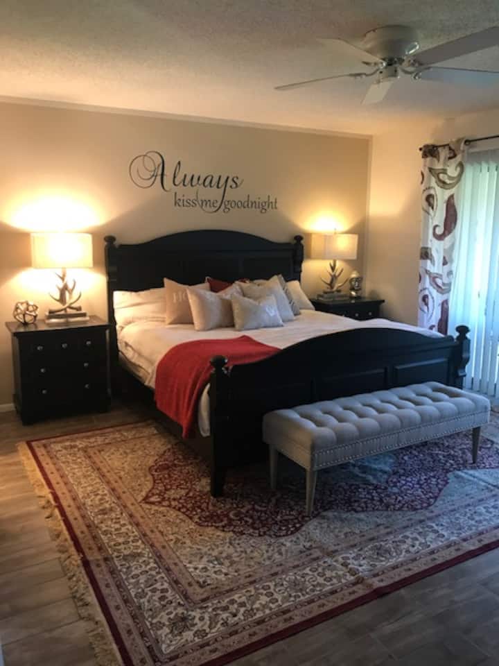 Главна спална соба со бања и плакар, креветот е брачен кревет (широк 180-220 см), подот е дрвен како плочки, а ѕидовите се новосликани во беж и бела боја.