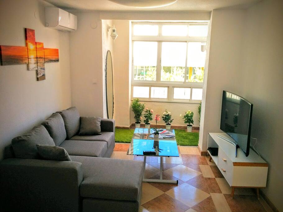Living-room with curve smart tv, youtube and Netflix
