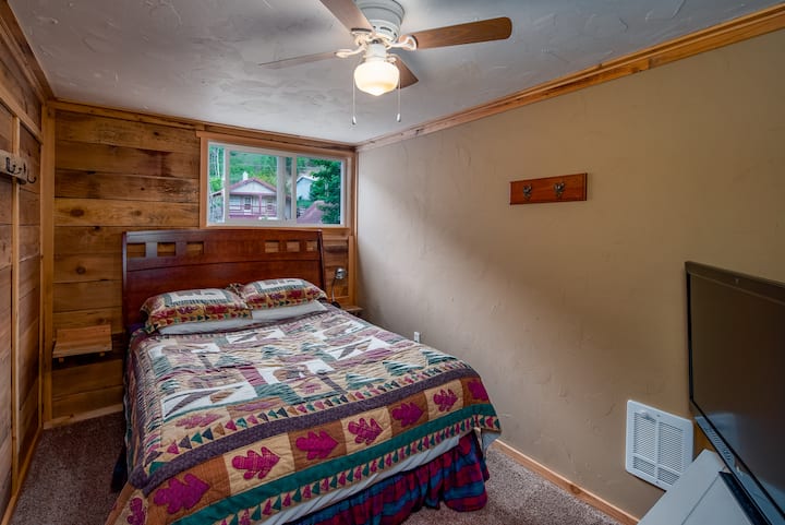 غرفة النوم الرابعة بسرير بحجم كبير. 