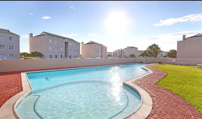 Meah Lane Guests @ Bigbay beach club