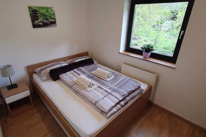 主卧（上层）卧室，配有一张双人床（ 200 x 160厘米）