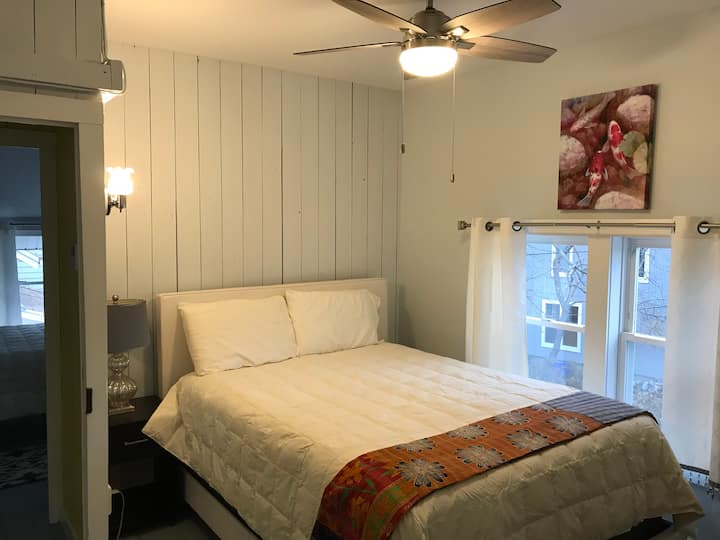 Საძინებელი #3 - ზემოთ საძინებელი, რომელშიც არის მატრასი, ბიურო, ღამის სადგამი, ჭერის ვენტილატორი, ცენტრალური კონდიციონერი/გათბობა და დახურული ვერანდის შესასვლელი.